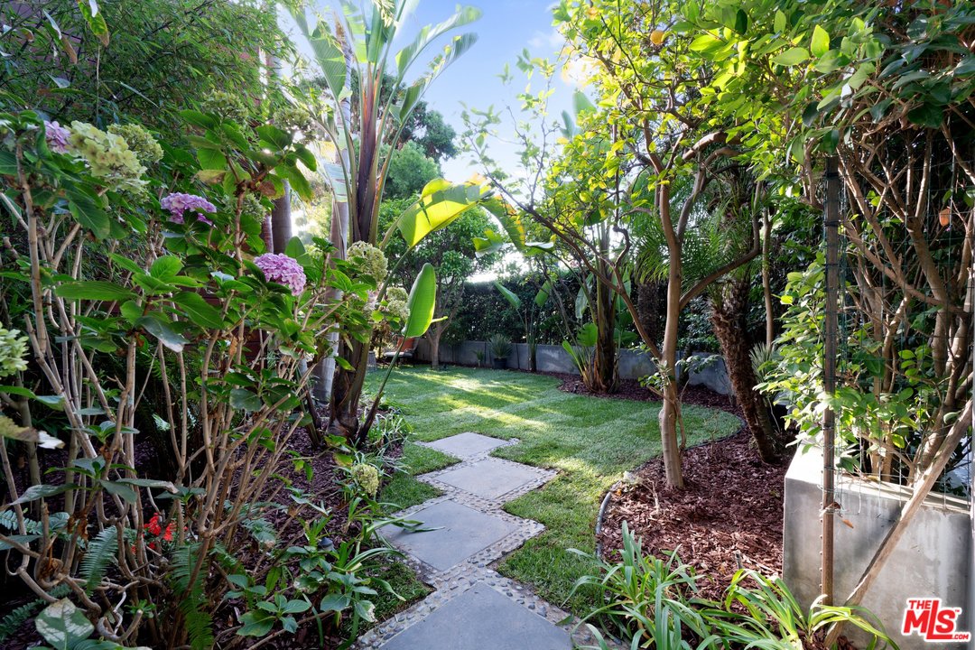 918 Howard Street Marina del Rey, CA 90292 - Photo 29 of 38 a view of a garden with plants