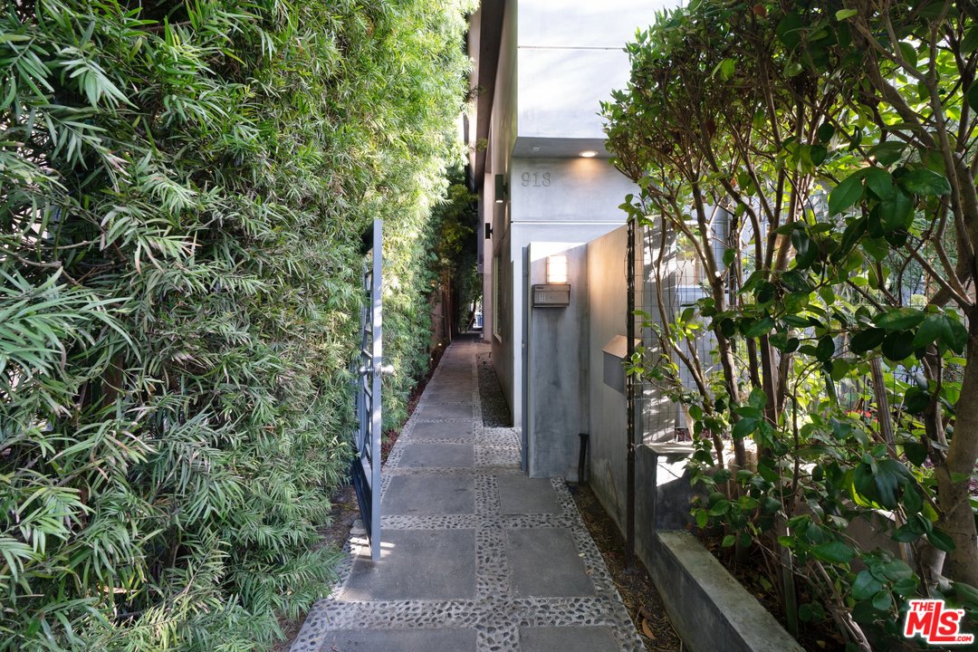 918 Howard Street Marina del Rey, CA 90292 - Photo 30 of 38 a view of a pathway both side of the house