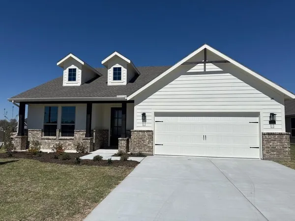 $369,900 | 1221 Sabine River Lane, Springtown, TX 76082