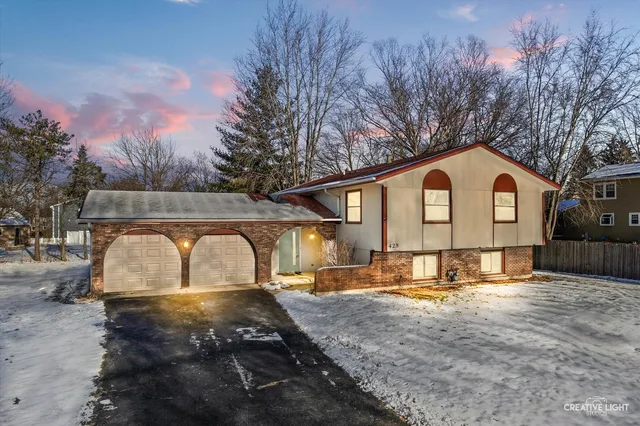 $595,000 | 425 Carriage Hill Road, Naperville, IL 60565