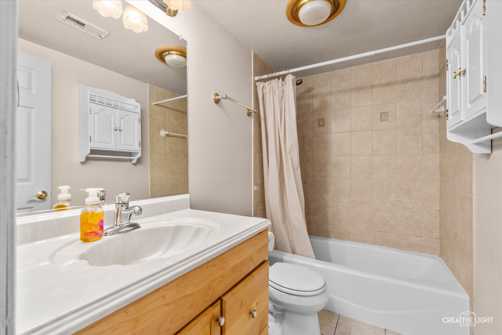 425 Carriage Hill Road Naperville, IL 60565 - Photo 21 of 37 a bathroom with a sink toilet and shower