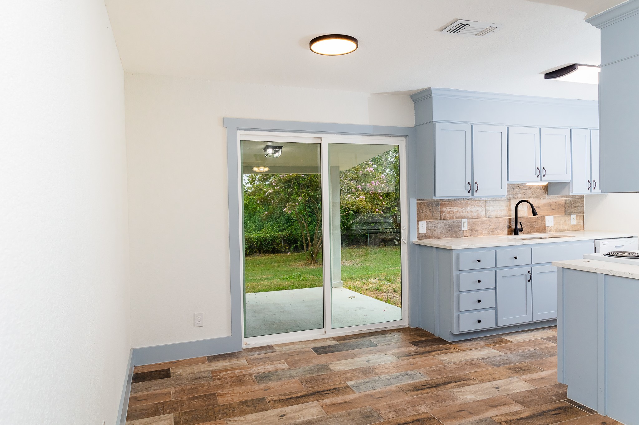 811 Matchett Street, Unit B Brenham, TX 77833 - Photo 2 of 13