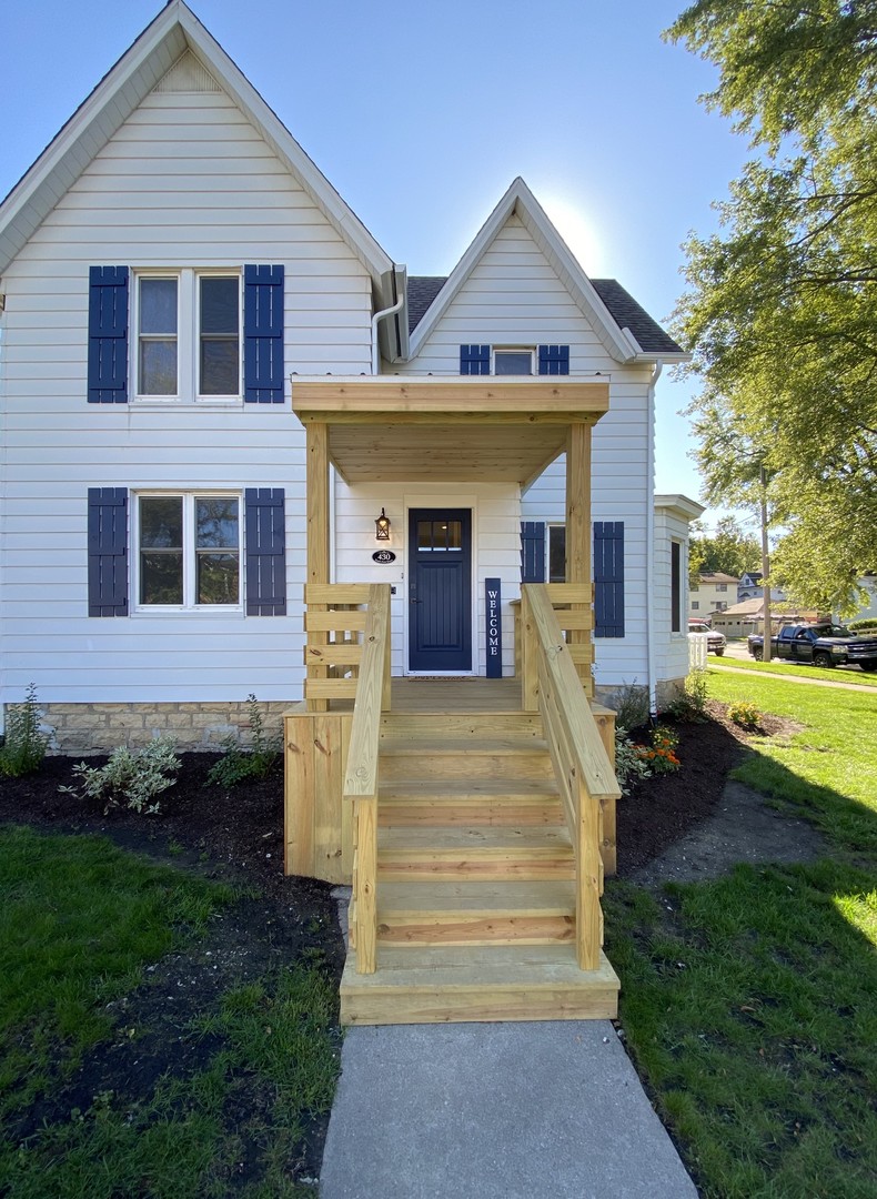 430 South 1st Street DeKalb, IL 60115 - Photo 1 of 34 a front view of a house with garden