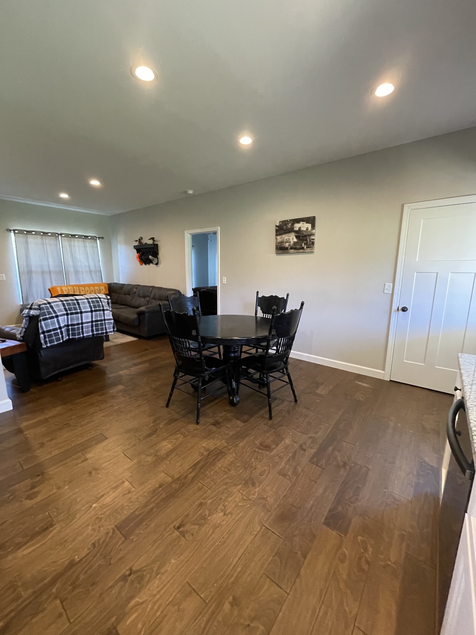 528 Matlock Road Charlotte, TN 37036 - Photo 16 of 26 a living room with furniture and a piano