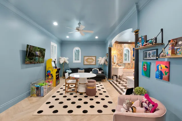 a view of a yard with plants