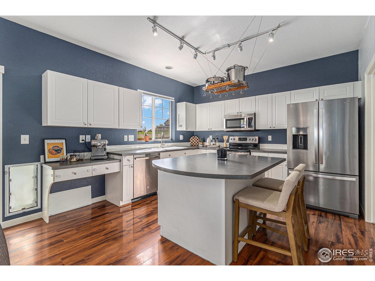 4005 Frederick Circle Longmont, CO 80503 - Photo 9 of 31 Kitchen Island