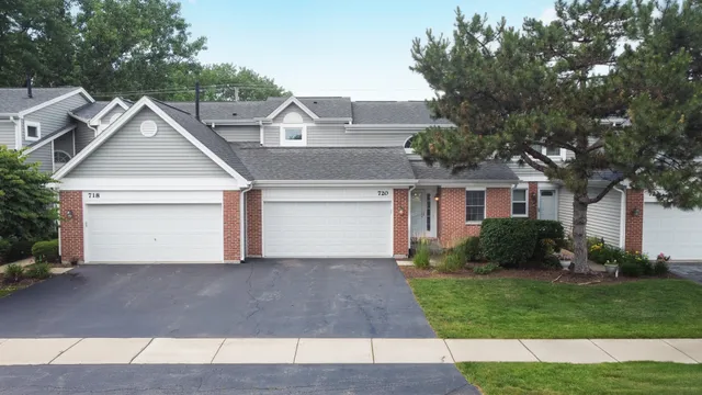 $369,900 | 720 Hoover Drive, Carol Stream, IL 60188