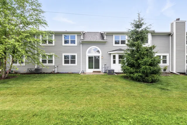 $369,900 | 720 Hoover Drive, Carol Stream, IL 60188