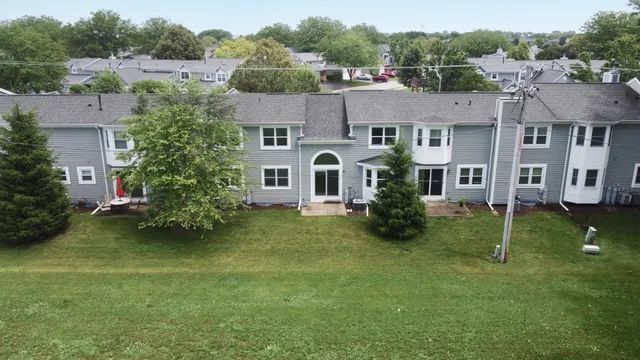 $369,900 | 720 Hoover Drive, Carol Stream, IL 60188