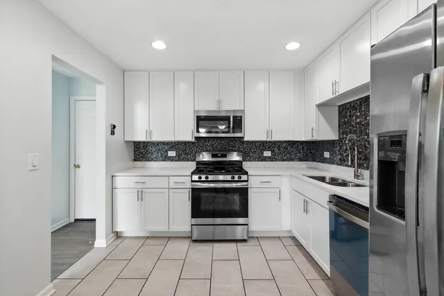 $369,900 | 720 Hoover Drive, Carol Stream, IL 60188