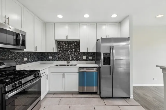 $369,900 | 720 Hoover Drive, Carol Stream, IL 60188