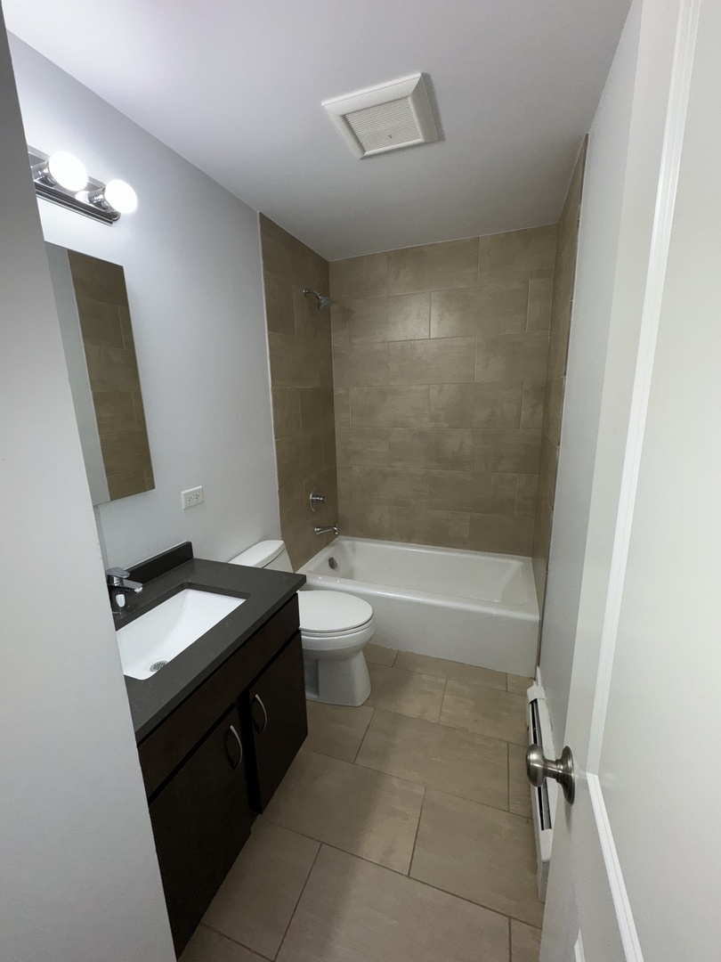 4612 Forest Avenue, Unit 8 Brookfield, IL 60513 - Photo 6 of 10 a bathroom with a toilet a sink and bathtub