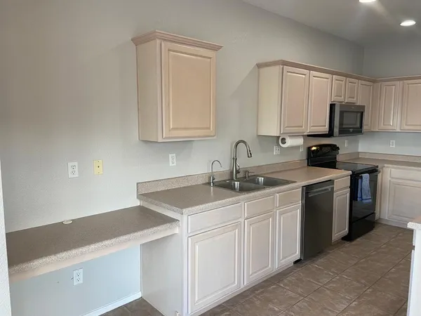 $2,500 | 1330 East Pedro Road, Phoenix, AZ 85042