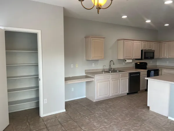 $2,500 | 1330 East Pedro Road, Phoenix, AZ 85042