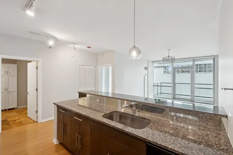 $349,500 | 123 South Green Street, Unit 402B, Chicago, IL 60607