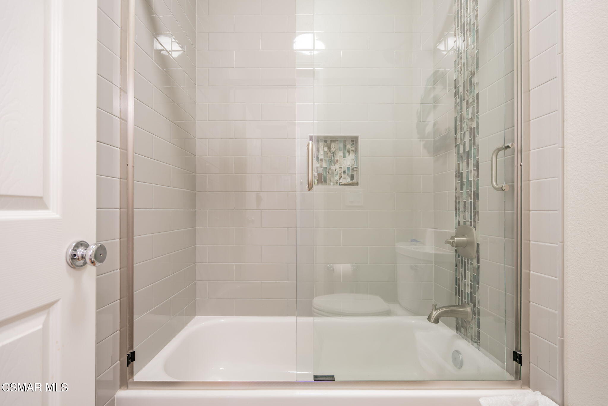 791 Eisenhower Way Simi Valley, CA 93065 - Photo 36 of 59 a bathroom with a bathtub