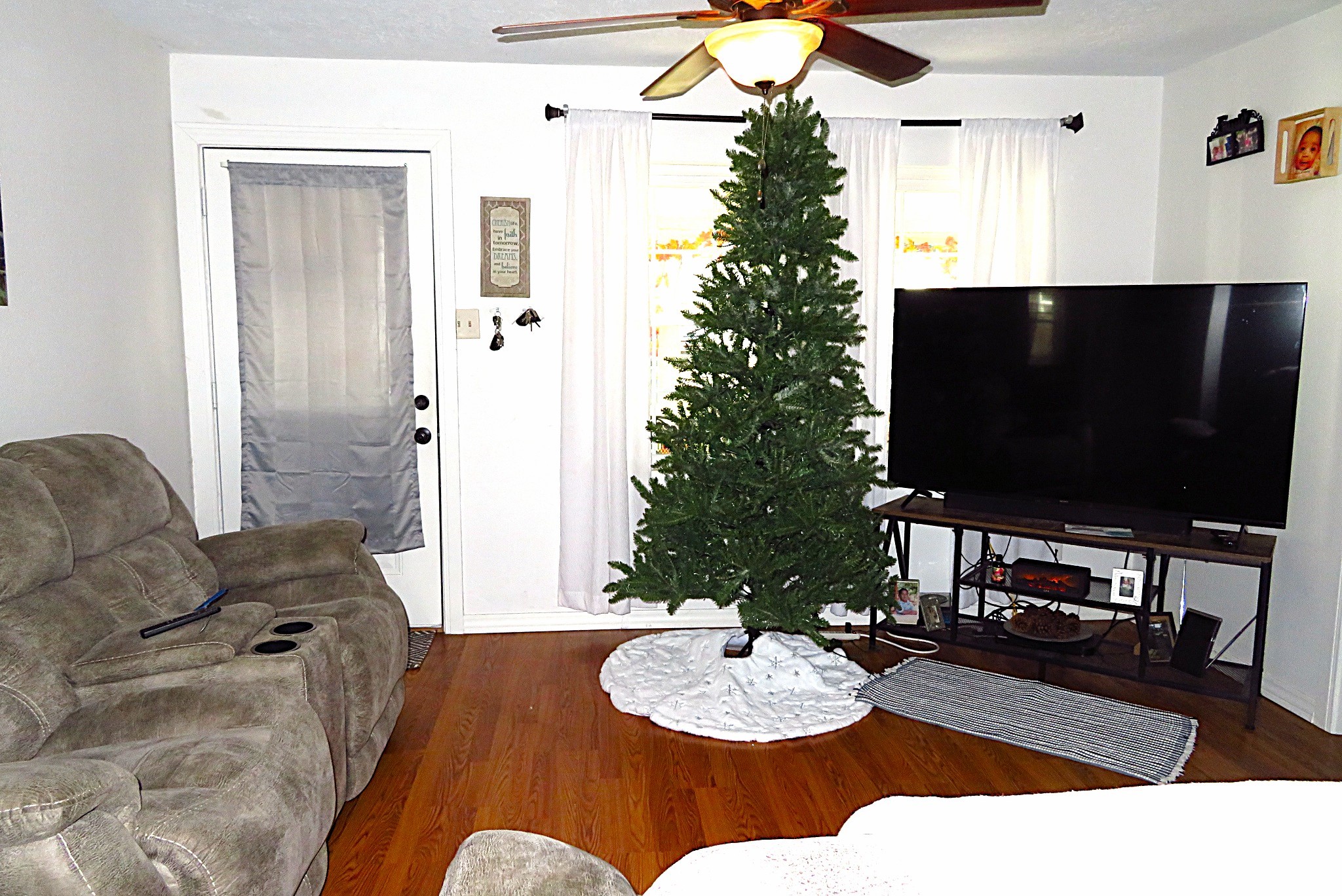 828 Robinson Road La Porte, TX 77571 - Photo 2 of 10 a living room with furniture and a flat screen tv