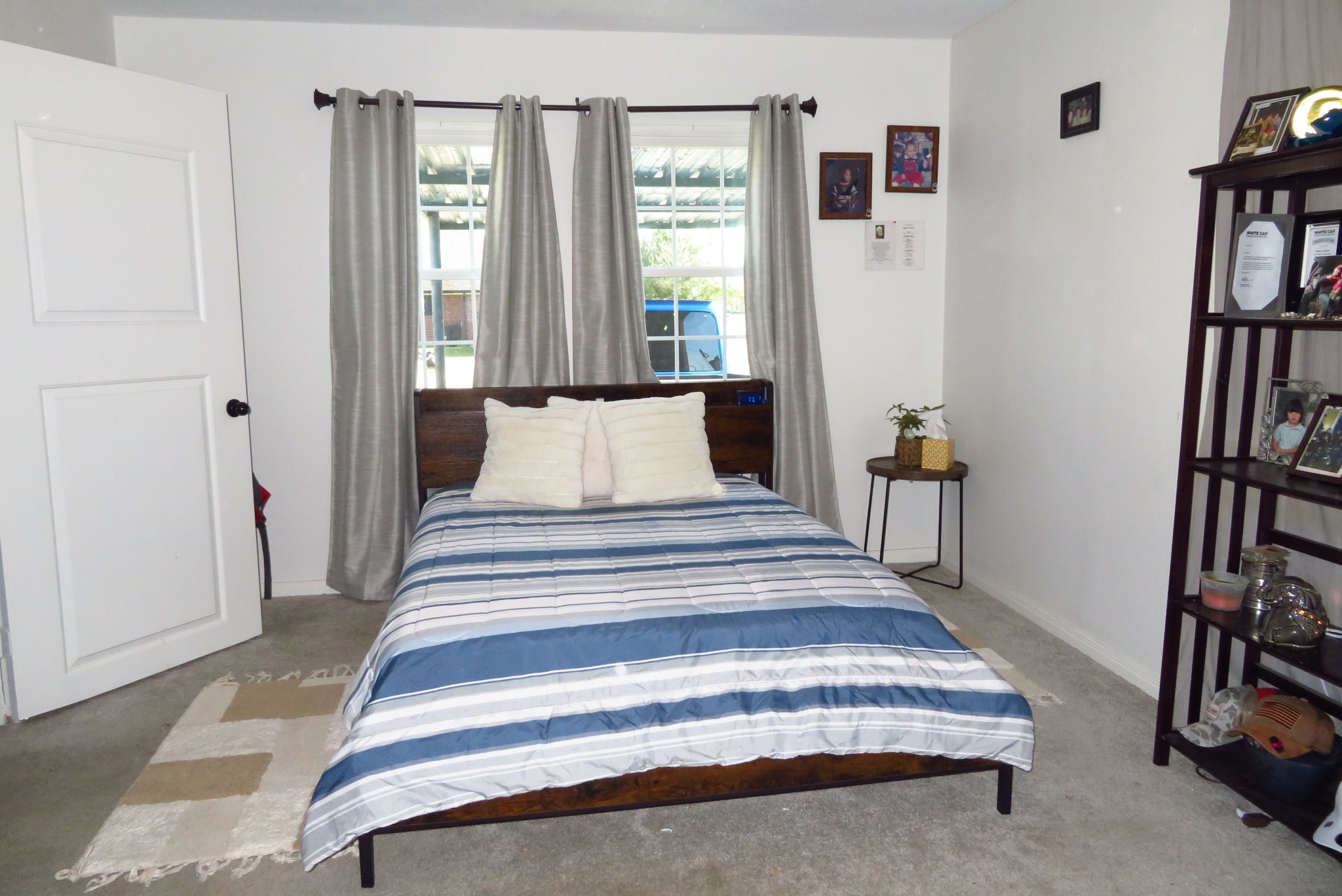 828 Robinson Road La Porte, TX 77571 - Photo 5 of 10 a spacious bedroom with a bed and a book shelf