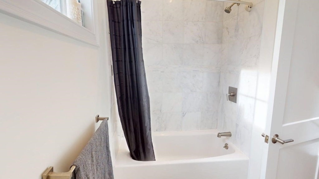 4 Market Street Cambridge, MA 02139 - Photo 19 of 22 a bathroom with a bathtub