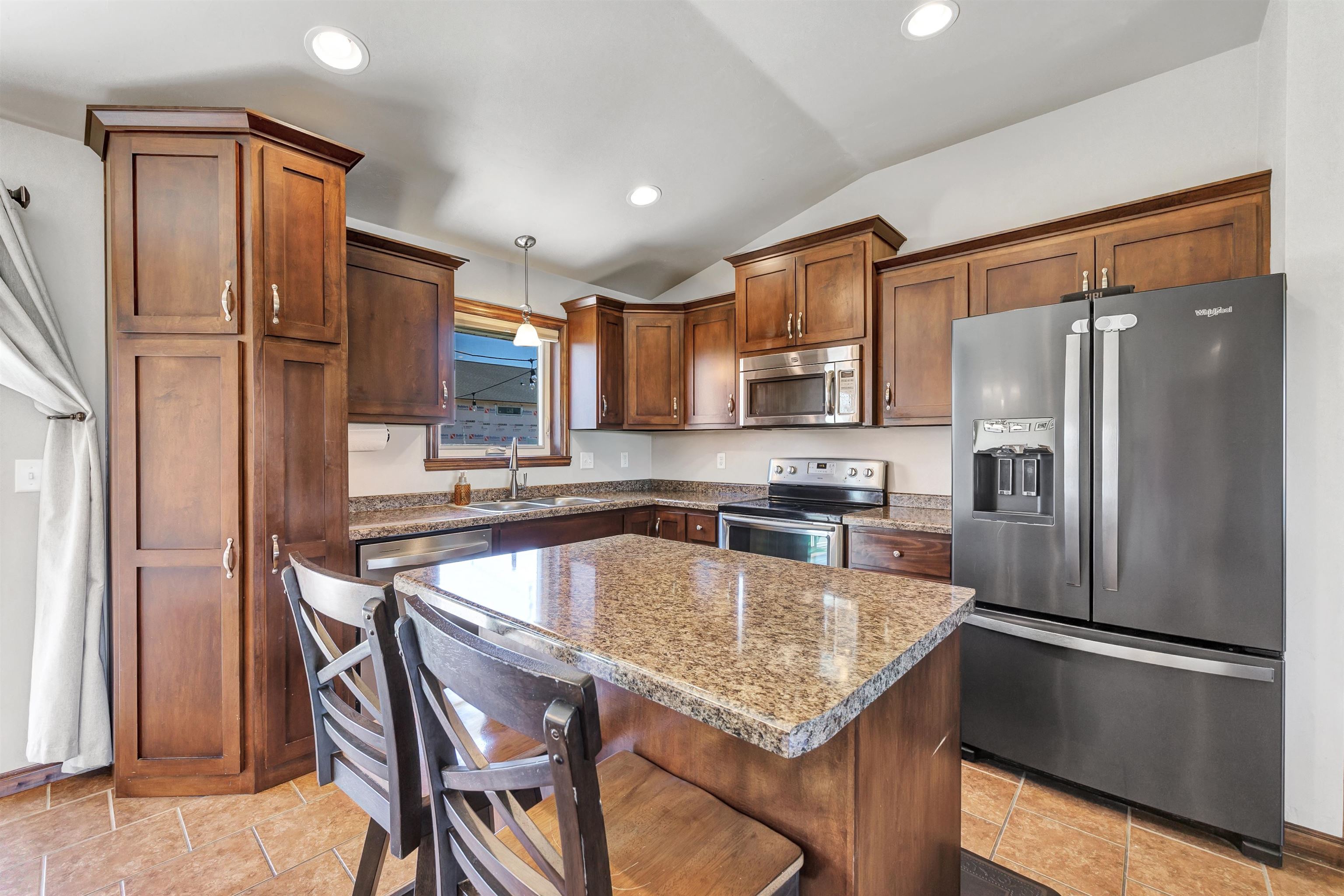 1659 Ontario Road Green Bay, WI 54311 - Photo 8 of 37
