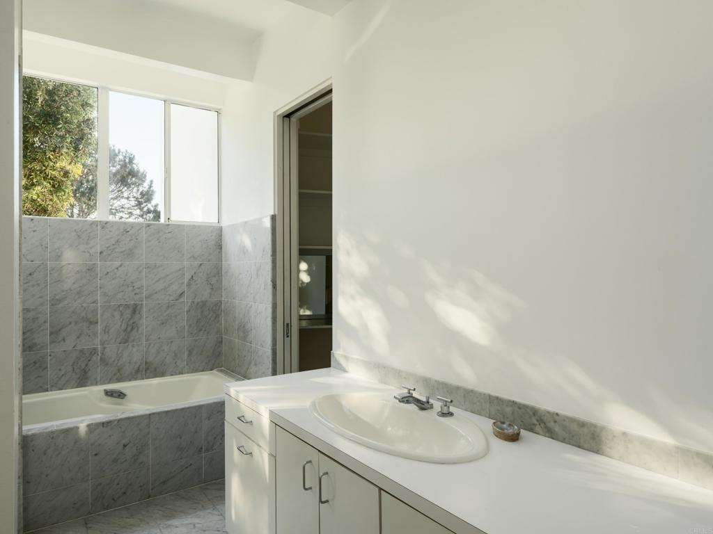 421 Serpentine Drive Del Mar, CA 92014 - Photo 28 of 43