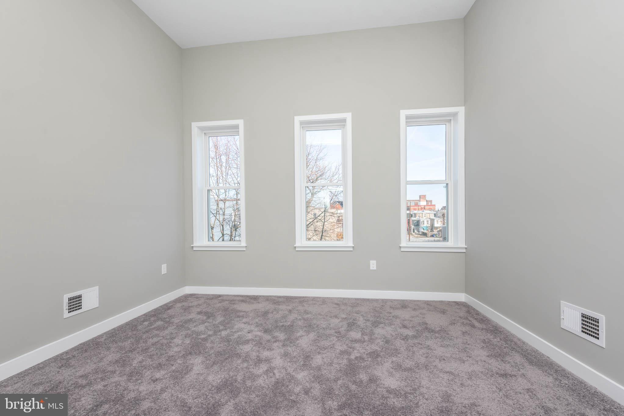 1330 Division Street Baltimore, MD 21217 - Photo 27 of 39 a big room with windows and closet