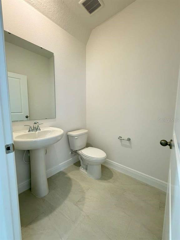 2265 Hen Road Minneola, FL 34715 - Photo 10 of 36 a bathroom with a sink toilet and a mirror