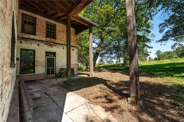 a view of a house with backyard and trees