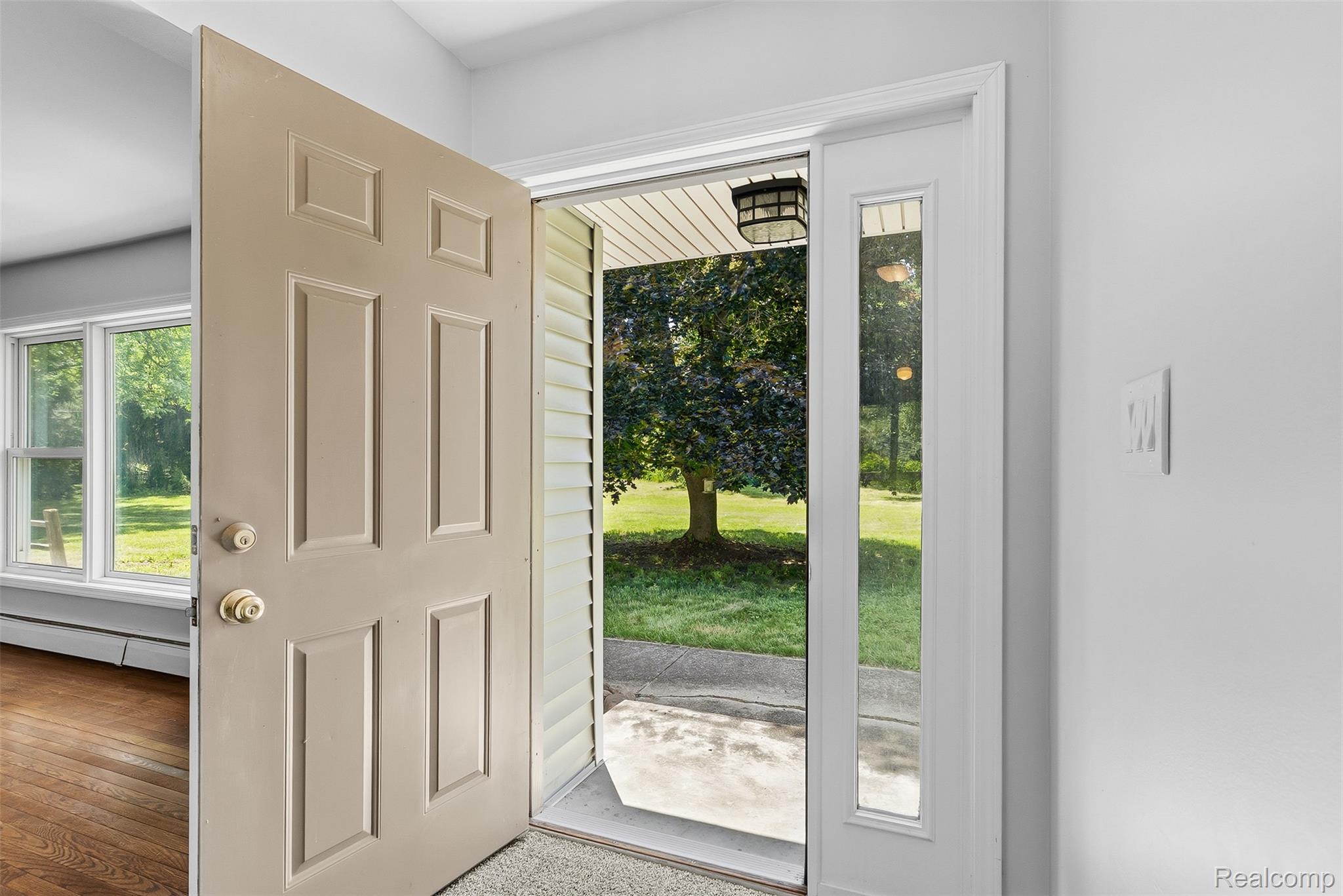 9200 Hickory Ridge Road Holly, MI 48442 - Photo 6 of 33 Entrance foyer