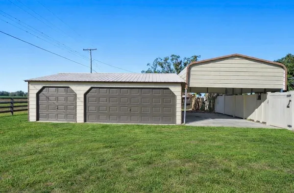 a view of a house with backyard and porch