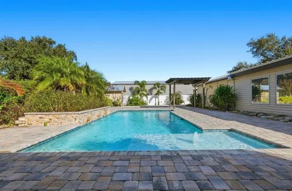 a view of a backyard