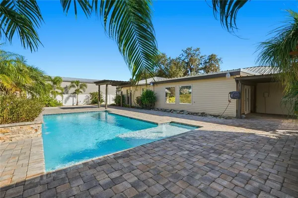 a view of a backyard