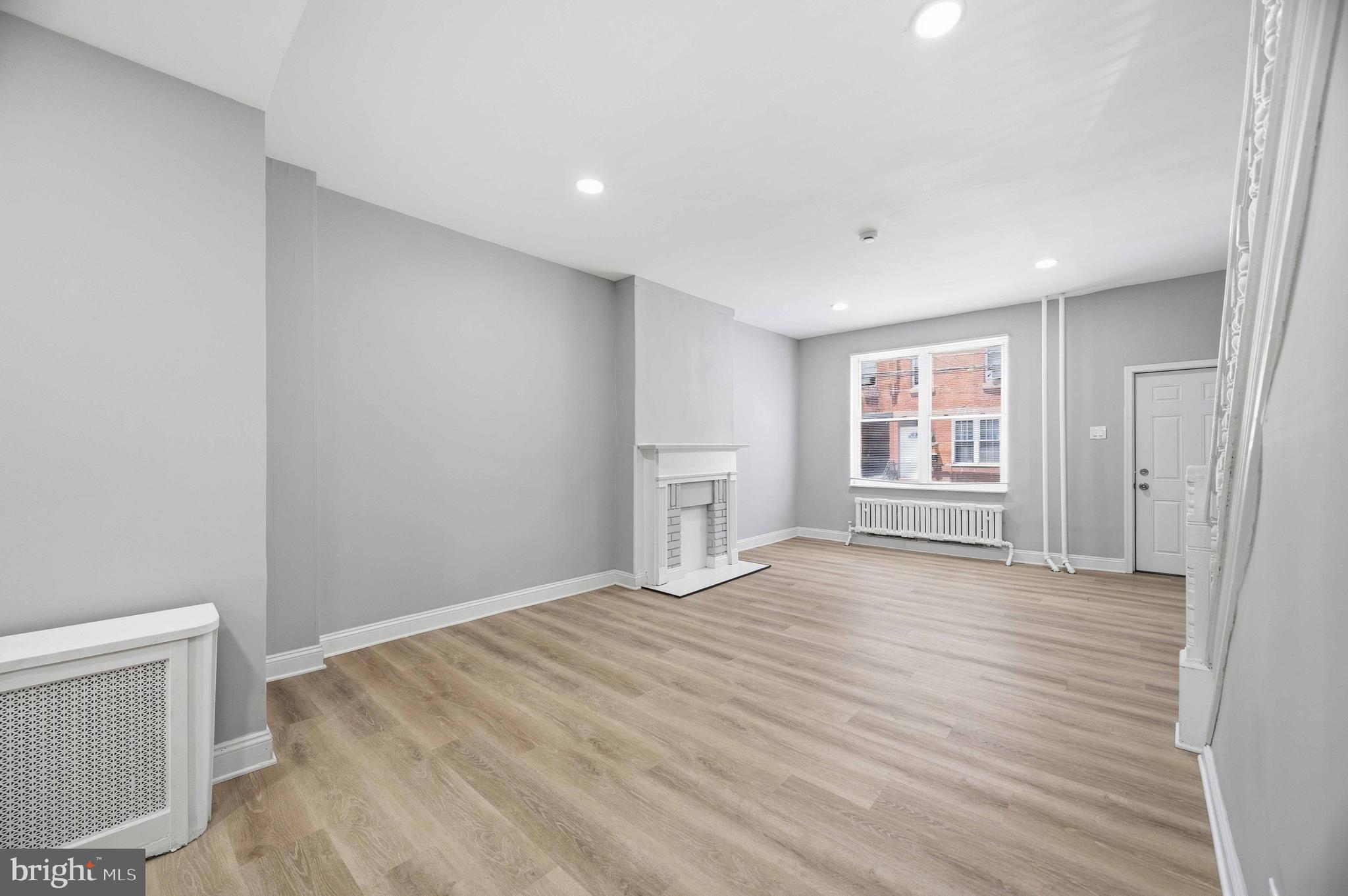 2139 South 15th Street Philadelphia, PA 19145 - Photo 8 of 33 Living & Dining Areas
