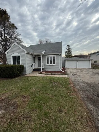 $3,400 | 2209 Douglas Avenue, Des Plaines, IL 60018