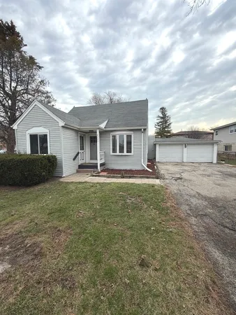 $3,400 | 2209 Douglas Avenue, Des Plaines, IL 60018