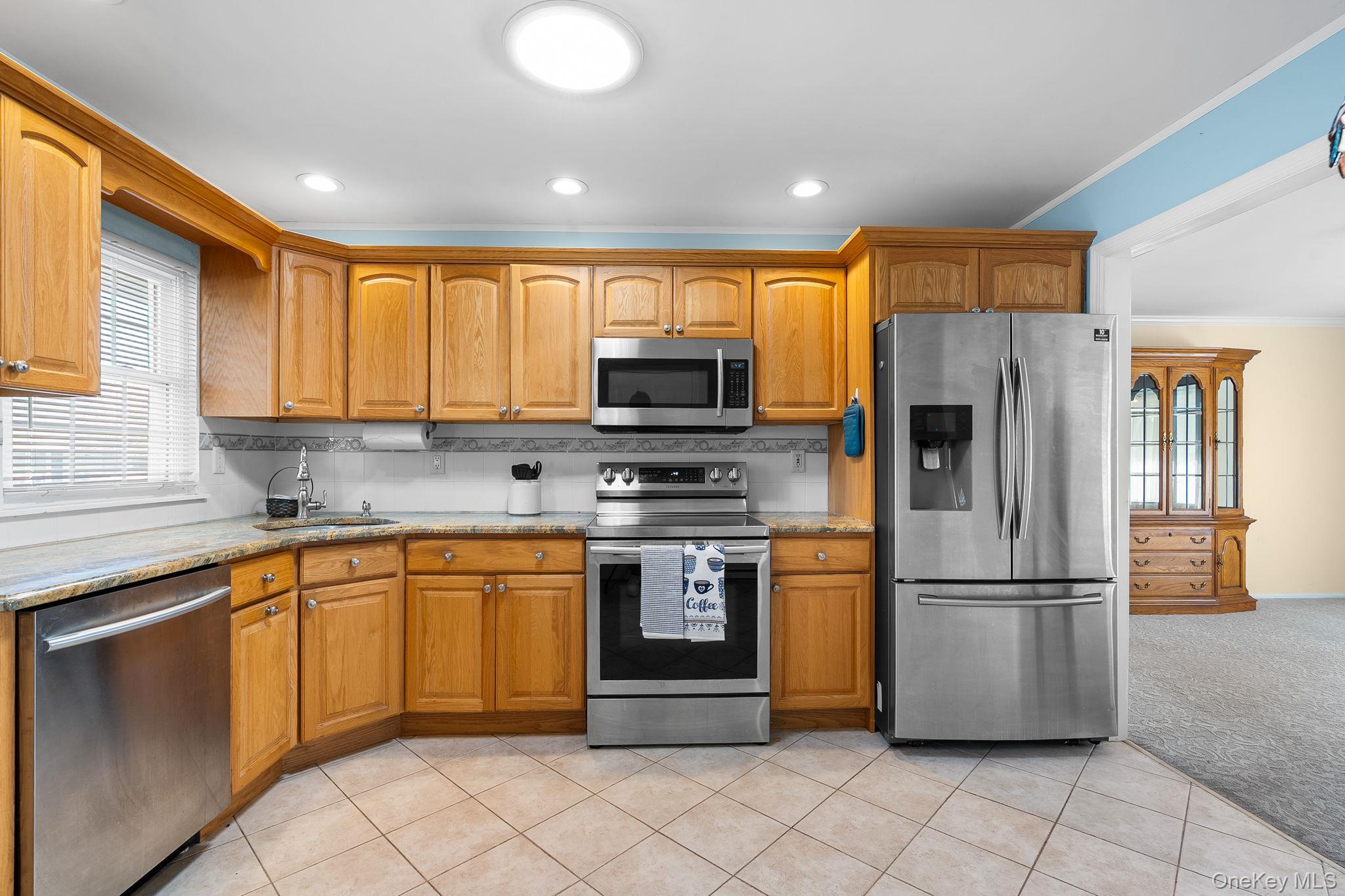 54 Aylesbury Court, Unit B Ridge, NY 11961 - Photo 4 of 22