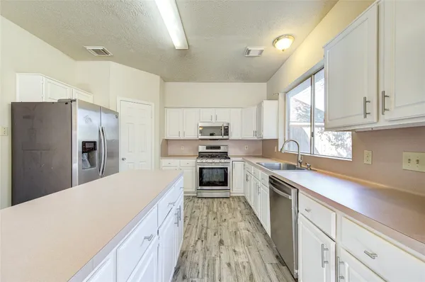 $2,300 | 13030 Richmond Avenue, Houston, TX 77082