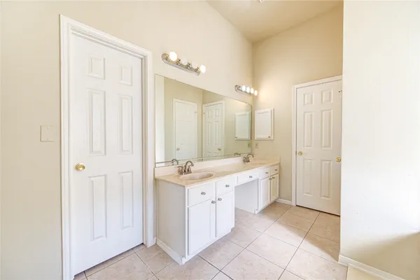 $2,300 | 13030 Richmond Avenue, Houston, TX 77082