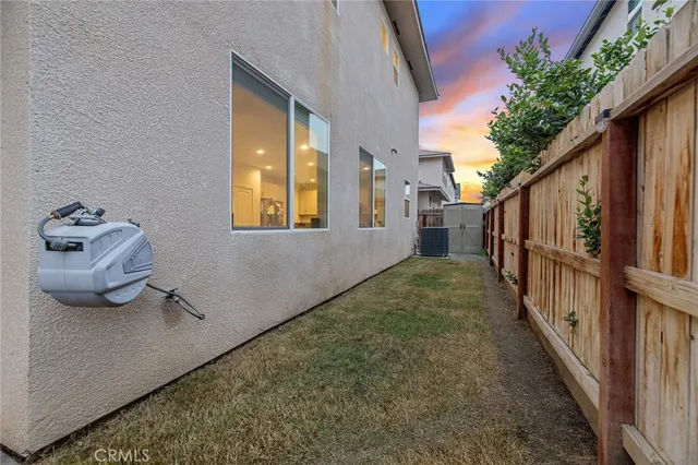 a view of livingroom with furniture
