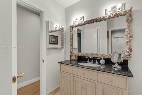 $11,600,000 | 221 Knollwood Drive, Key Biscayne, FL 33149