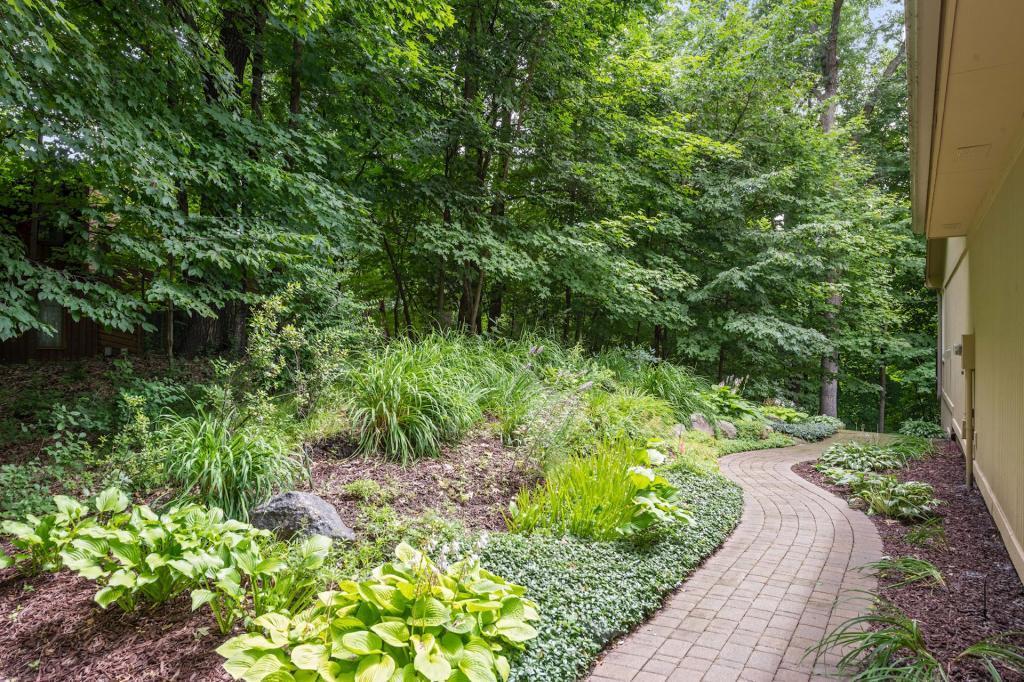 18625 Ridgewood Road Minnetonka, MN 55345 - Photo 27 of 35 Gallery Image 27