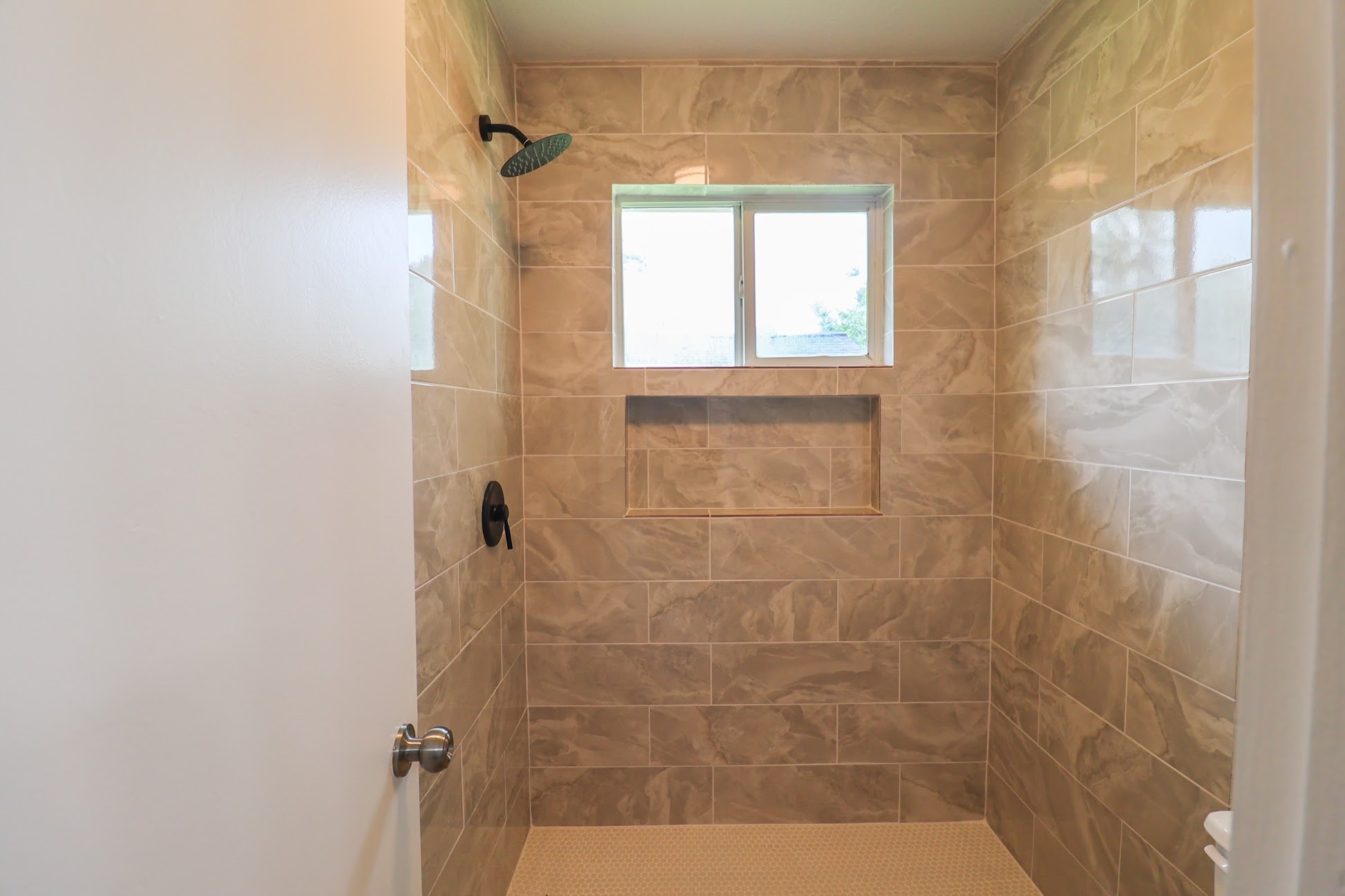 5027 Monteith Drive Spring, TX 77373 - Photo 18 of 28 a bathroom with a window