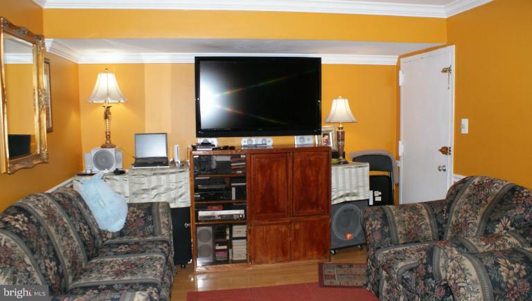 2903 Charing Cross Road, Unit 11/1 Falls Church, VA 22042 - Photo 2 of 12 Living Room