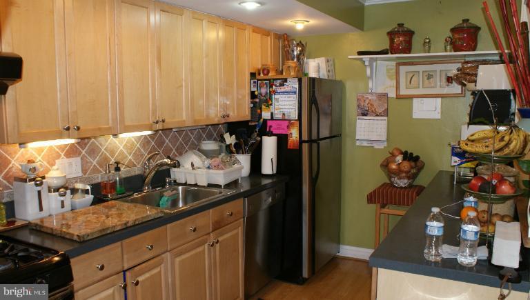 2903 Charing Cross Road, Unit 11/1 Falls Church, VA 22042 - Photo 5 of 12 Kitchen