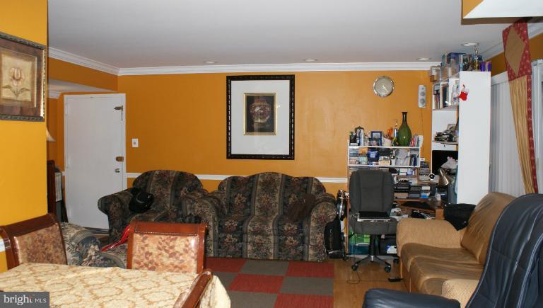 2903 Charing Cross Road, Unit 11/1 Falls Church, VA 22042 - Photo 8 of 12 Living Room