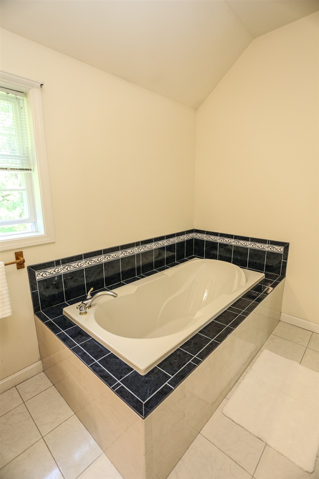 10 Oaklands Road Exeter, NH 03833 - Photo 18 of 38