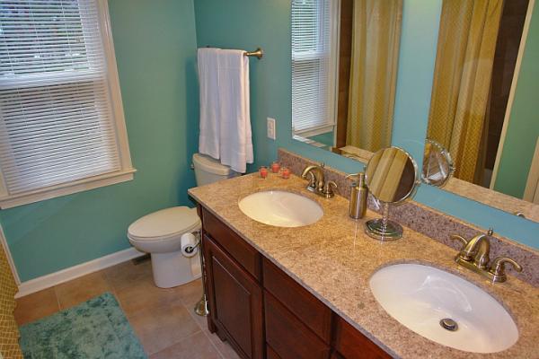 2620 Turnberry Road Salem, VA 24153 - Photo 8 of 13 Bathroom