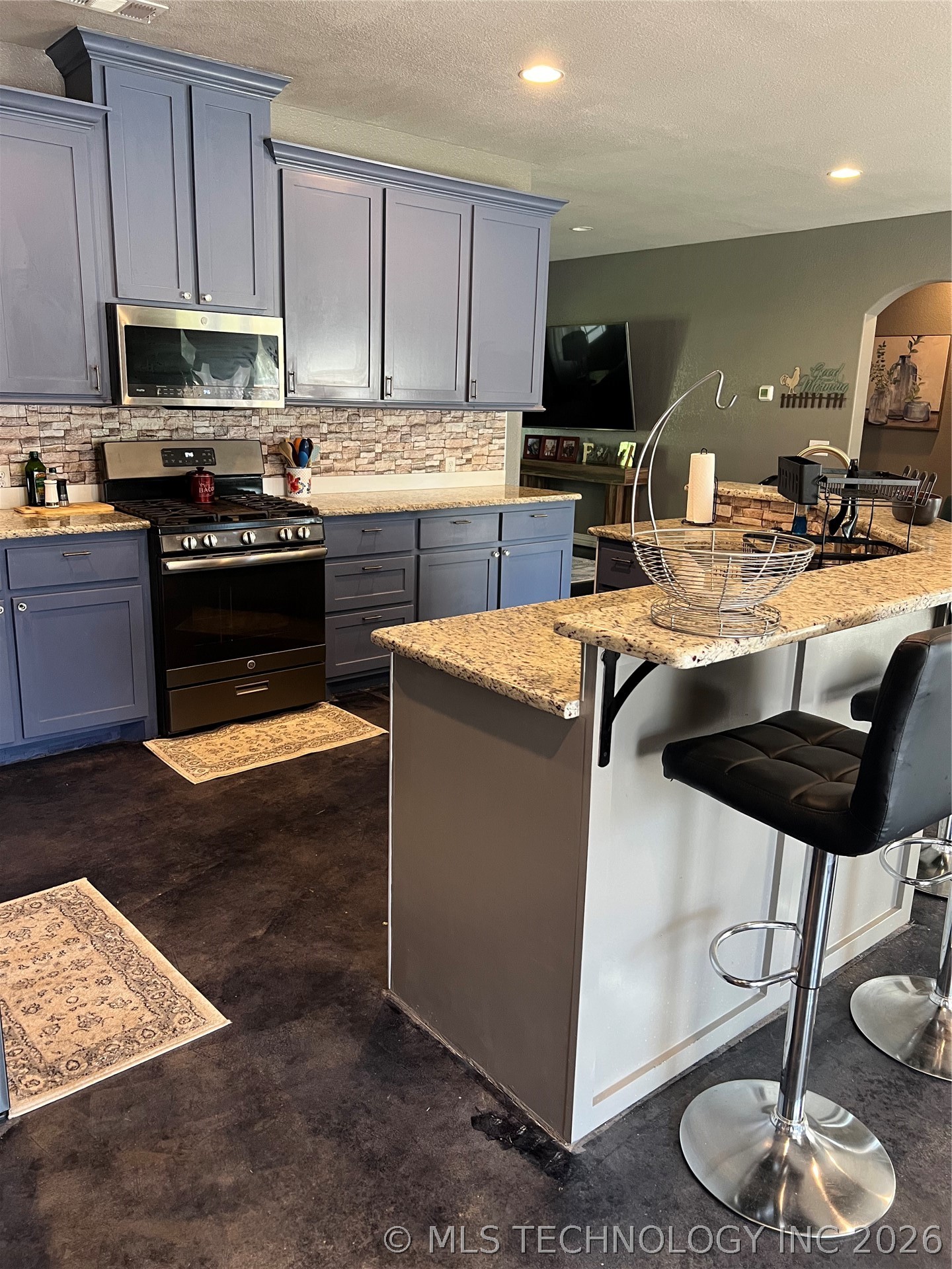 Open kitchen and breakfast bar.
