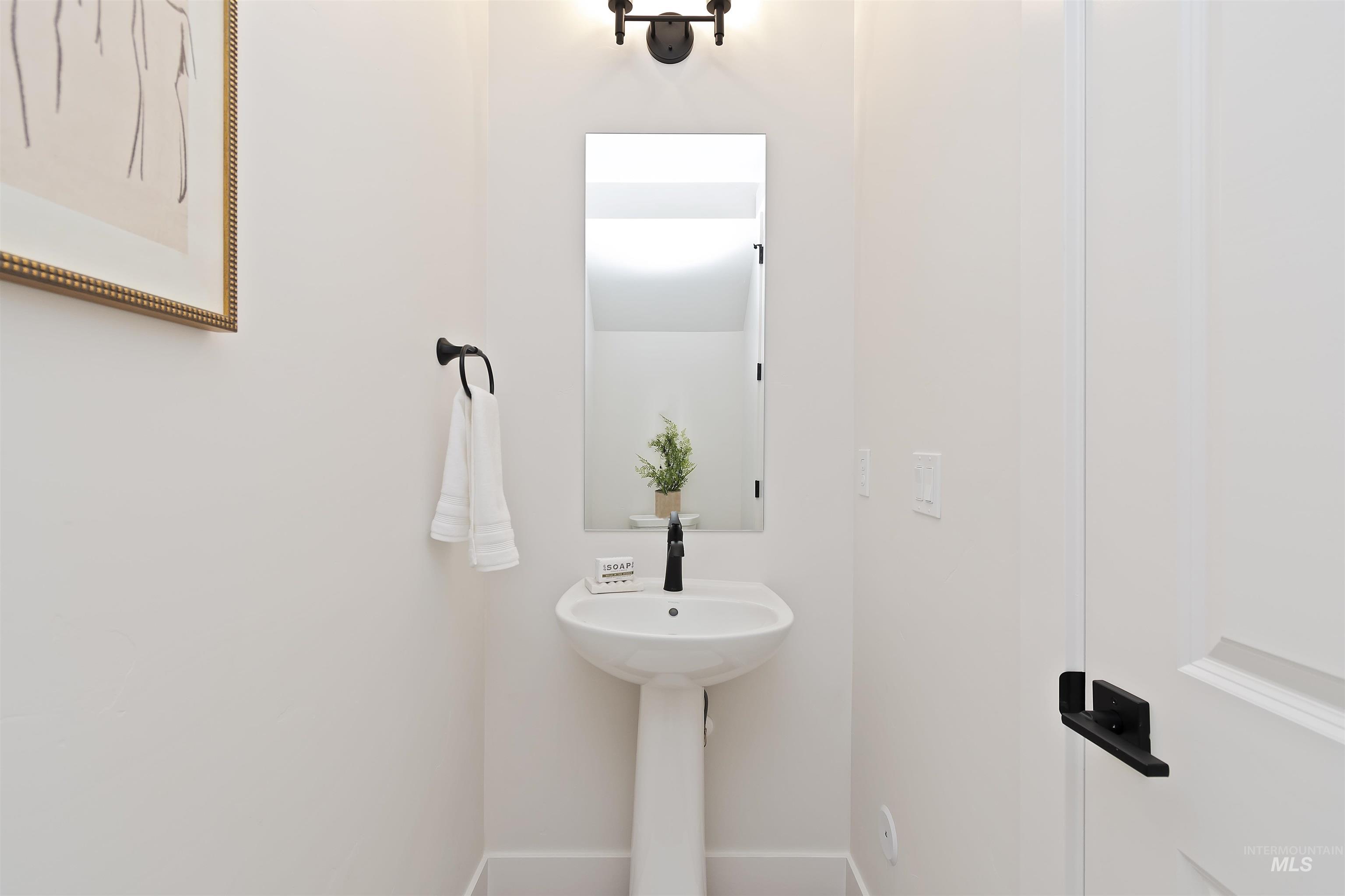724 South Calhoun Lane Star, ID 83669 - Photo 19 of 46 Bathroom featuring baseboards