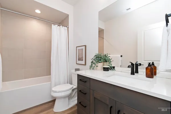 $399,880 | 724 South Calhoun Lane, Star, ID 83669